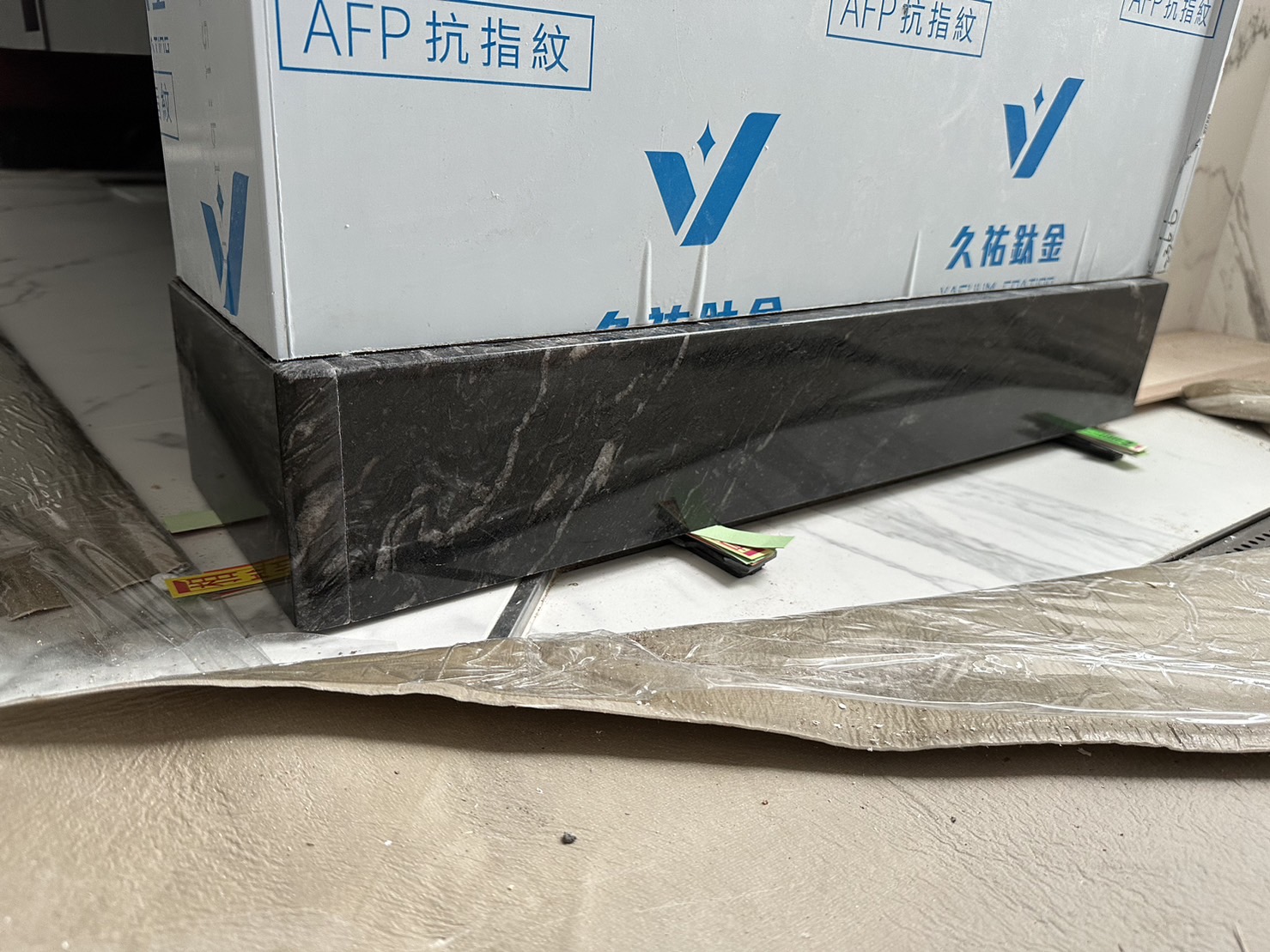古馳黑-踢腳